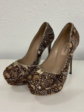 Valentino Garavani Animal Print Platform Pumps Calf Hair with Gold Stud